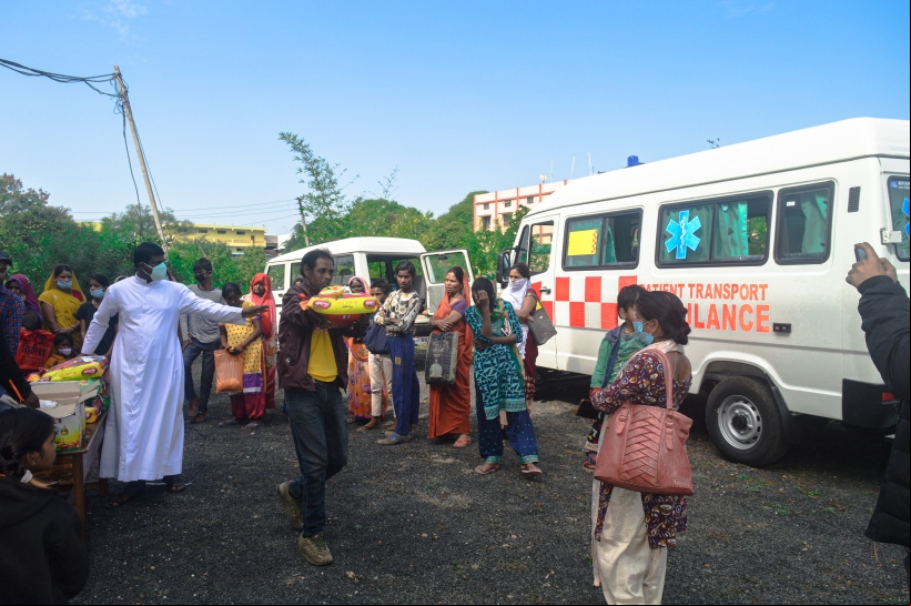 Reparto de comida entre niños con discapacidad. Coronavirus India, Foto: Manos Unidas/Servicios sociales de Sagar  