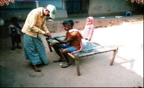 Atención a enfermos de malaria en India