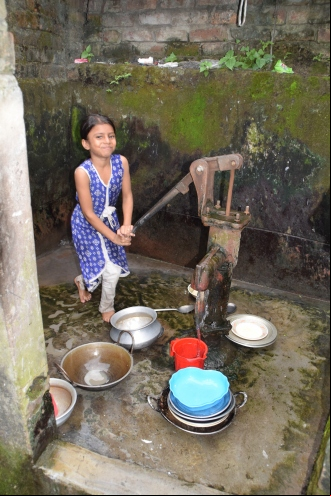 Niña sacando agua de un pozo en Chattogram, Bangladesh. Foto: Manos Unidas/Patricia Garrido