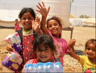 Distribución alimentos de primera necesidad para refugiados iraquíes