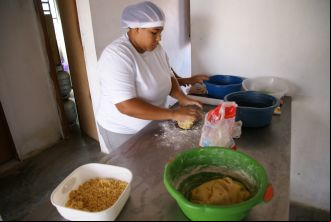Mujer trabajando en Bacia do Goitá. Foto: Manos Unidas / Javier Mármol