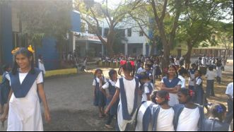 Niñas estudiantes en escuela de primaria