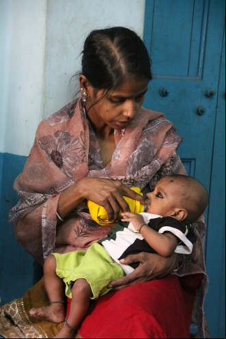 Mujer con niño en el centro de atención. Pilkhana, Calcuta. India. Foto: Manos Unidas