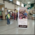 Exposición para sensibilizar contra las desigualdades en el Mercado de Sant Roc de Alcoi de la Campaña 63 de Manos Unidas. 