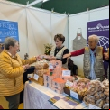 Muchos asistentes a Expo Caspe 2024 pudieron disfrutar con los productos típicos de Manos Unidas