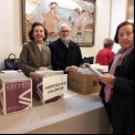 Voluntarios de Parroquias entregan la información a sus compañeros cuando llegan a la Asamblea.