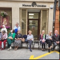 Los voluntarios de Manos Unidas Valencia esperando la procesión de la Mare de Deu. 