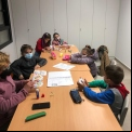 Niños de catequesis elaborando huchas para las colectas de Manos Unidas Valencia.. 