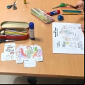 Niños de catequesis elaborando huchas para las colectas de Manos Unidas Valencia.. 