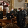 El padre dirigiéndose a los feligreses en las actividades solidarias en favor de los hermanos necesitados. 