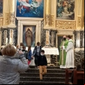 Desde los más pequeños hasta los mayores se unieron para apoyar a Manos Unidas Valencia. Momento de la ofrenda en misa. 