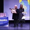 Ana Ruiz Ruiz entregó a la presentadora, Laura Bosca, un ramo de flores como agradecimiento por su colaboración altruista.