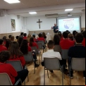 El misionero Manuel Fernández García dando una charla a los estudiantes del Colegio Ave Mª Peñarroja. 