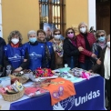 Las voluntarias de Manos Unidas de Burjassot con el consiliario Antonio Vicente, sacerdote marianista. 