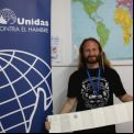 Rubén en la delegación de Cádiz de Manos Unidas. 
