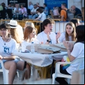 Voluntarios jóvenes que ayudaron al montaje del comedor y que compartieron mesa con los asistentes. 