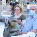 Asistentes a la Cena del Hambre de Manos Unidas Valencia leyendo Paraula. 