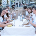 Voluntarios jóvenes que ayudaron al montaje del comedor y que compartieron mesa con los asistentes. 