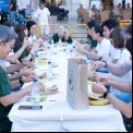 Voluntarios jóvenes que ayudaron al montaje del comedor y que compartieron mesa con los asistentes. 