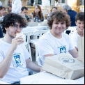 Voluntarios jóvenes que ayudaron al montaje del comedor y que compartieron mesa con los asistentes. 