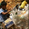 Niños recolectando basura en Guatemala
