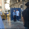 Kique Peña entrevistando al tesorero de Manos Unidas, Eladio Seco de Herrera. 