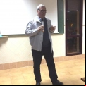 Manuel Fernández García, misionero de África, Padres Blancos, explicando su experiencia en el Congo y Mali. 