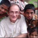 Eugenio Sanz con algunos de los niños de Gyasnogor en Bangladesh