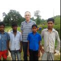 Eugenio Sanz con algunos de los niños de Gyasnogor en Bangladesh
