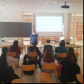 Taller impartido en el IES Districte Marítim por parte de Manos Unidas Valencia en su Feria Solidaria.