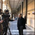 Atendiendo a los medios en la exposición de Murcia. Foto Manos Unidas Murcia