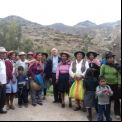 Monseñor Pedro Barreto en Perú con beneficiarios de proyectos de Manos Unidas. Foto Cáritas Huancayo