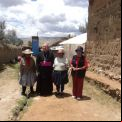 Monseñor Pedro Barreto en Perú con beneficiarios de proyectos apoyados porManos Unidas. Foto Cáritas Huancayo