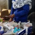 Una de las beneficiarias organiza los medicamentos- Foto Rocio Bonet/Manos Unidas