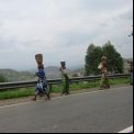 Las mujeres suelen ser las encargadas de acarrear el agua hasta sus casas. 