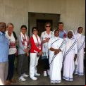 Grupo de delegados de Manos Unidas con Carmen Angulo, Father Lkra y las hermanas que atienden el dispensario rural St. Anne en Manas Bansbari
