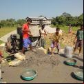 Grupo de niños ayudando en la construcción