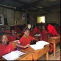 Aseos separados para niños y niñas en tres colegios de Kenia para mantener a las adolescentes escolarizas.