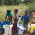 Recogida de agua en las aldeas de Mozambique. 