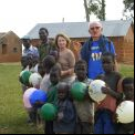 Padre Jesús Jimeno con niños de una escula rural