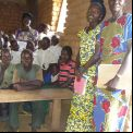Alumnos y profesoras de una escuela rural