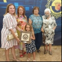 Fina Cuesta y sus compañeras de la comarcal de Paterna muestran orgullosas su premio.