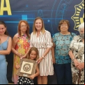Fina Cuesta y sus compañeras de la comarcal de Paterna muestran orgullosas su premio.