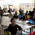 Varios alumnos del Centro de Promoción de Mukuru (Kenia) en una de las aulas de primaria