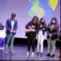 Alumna galardonada con el quinto premio dirigiéndose al público con unas emotivas palabras.