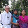 Eugenio Sanz con algunos de los niños de Gyasnogor en Bangladesh