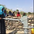 Una mujer extrae agua de una fuente en Afar, Etiopía - Foto Manos Unidas