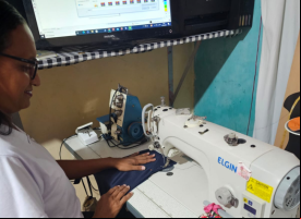 Manos Unidas ONG - Quico Taronjí viaja a la Amazonía - Yoraima trabajando con su máquina de costura