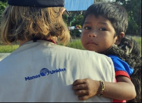 Manos Unidas ONG - Quico Taraonjí en la Amazonía - Un niño se abraza a Cecilia Pilar - Imagen: Manos Unidas ONG