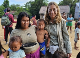 Manos Unidas ONG - Quico Taraonjí en la Amazonía - Virginia Martínez, junto a varios beneficiarios - Imagen: Manos Unidas ONG